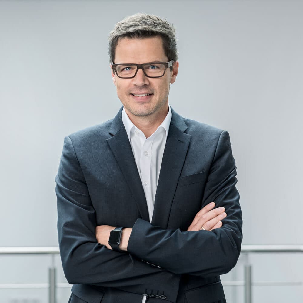 Geschäftsführer Stephan Braun, Ansprechpartner für Ihren Kellerbau, lächelt mit verschränkten Armen in die Kamera.